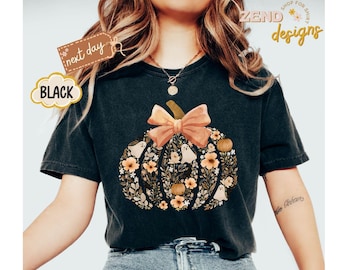 Maglietta vintage con stampa floreale a forma di zucca Comfort Colors®, maglietta autunnale con stampa floreale a forma di zucca, maglietta fantasma di Halloween Coquette, maglietta spettrale con fiocco di Halloween per ragazze