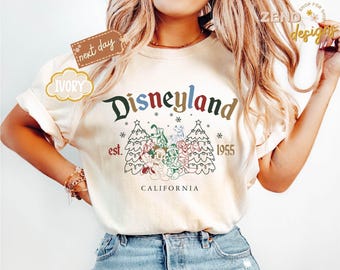 Comfort Colors® Disneyland Micky und Freunde Weihnachtshemd, Disney Familien-Weihnachtsausflug-T-Shirt, Micky Disneyland California Est. 1955er Tee