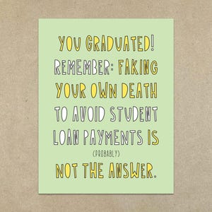 ¡Te graduaste! (Fingir tu propia muerte para evitar pagar el préstamo estudiantil probablemente no sea la solución). Tarjeta de notas y sobre tamaño A2 - SKU 381