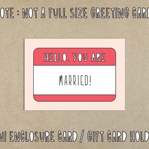 ¡Hola! ¡Estás casado! (Insignia) - Mini tarjeta adjunta - SKU S-150 - Etiqueta de regalo, porta tarjetas de regalo