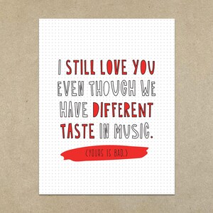 Aún te amo aunque tengamos gustos musicales diferentes (el tuyo es malo). Tarjeta de notas doblada y sobre tamaño A2 - SKU 443