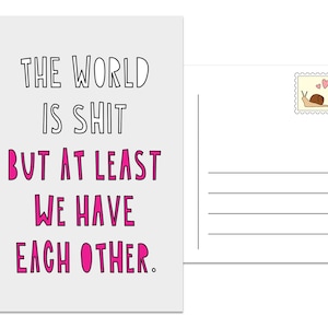 O mundo é uma merda, mas pelo menos temos uns aos outros - cartão postal 4" x 6" - SKU PC-008