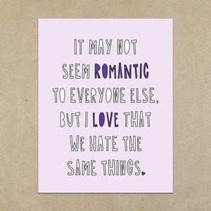 SOLDES - Cela peut ne pas sembler romantique pour tout le monde, mais j'aime le fait que nous détestons les mêmes choses. - Carte de correspondance pliée A2 et enveloppe - SKU 417