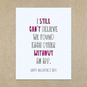Je n'arrive toujours pas à croire que nous nous sommes trouvés SANS appli. Joyeuse Saint-Valentin. - Carte de correspondance pliée A2 et enveloppe - SKU 535