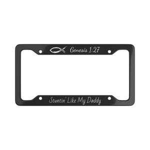 以下が含まれることがあります： 白文字と魚のシンボルが付いた黒いナンバープレートフレーム。「Genesis 1:27」と「Stuntin' Like My Daddy」の文字が含まれています。フレームには4つの取り付け穴があります。