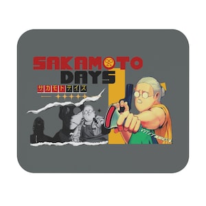 Puede incluir: Una alfombrilla de ratón gris con un diseño gráfico que presenta el texto "Sakamoto Days" en rojo y blanco, con el texto japonés "サカモトデイズ" debajo. El gráfico también incluye un personaje de dibujos animados con una pistola, que lleva una camisa amarilla y pantalones verdes.