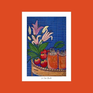 Puede incluir: Una impresión artística de naturaleza muerta con tomates rojos, lirios y frascos de vidrio con tapas plateadas. El fondo es un patrón de cuadrícula azul, y la impresión está sobre un fondo naranja. El texto "La Casa Bonita" está en la parte inferior.