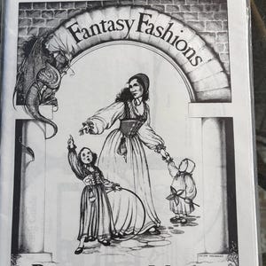 Peut inclure: Une pochette de patron imprimée en noir et blanc intitulée Fantasy Fashions Renaissance Maiden. La couverture présente une illustration à l'encre d'une personne en costume historique avec deux enfants, un dragon et des détails architecturaux en pierre.