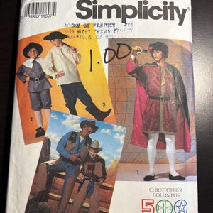 Può includere: Una busta per cartamodello Simplicity, numero 7469, taglia A (XS-XL). Il fronte presenta illustrazioni di costumi storici e western, tra cui un abito di Cristoforo Colombo, un completo in stile pellegrino e abbigliamento da cowboy con chaps.