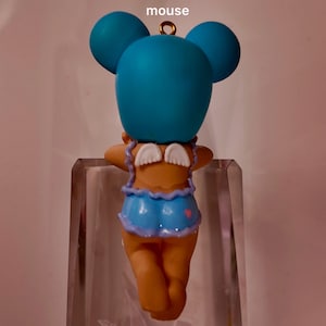 Puede incluir: Un juego de tres cuencos apilables de cer&aacute;mica en tonos azules, verdes y blancos. Los cuencos presentan un esmalte moteado y un dise&ntilde;o sencillo y moderno. El cuenco m&aacute;s grande mide unos 20 cm de di&aacute;metro.