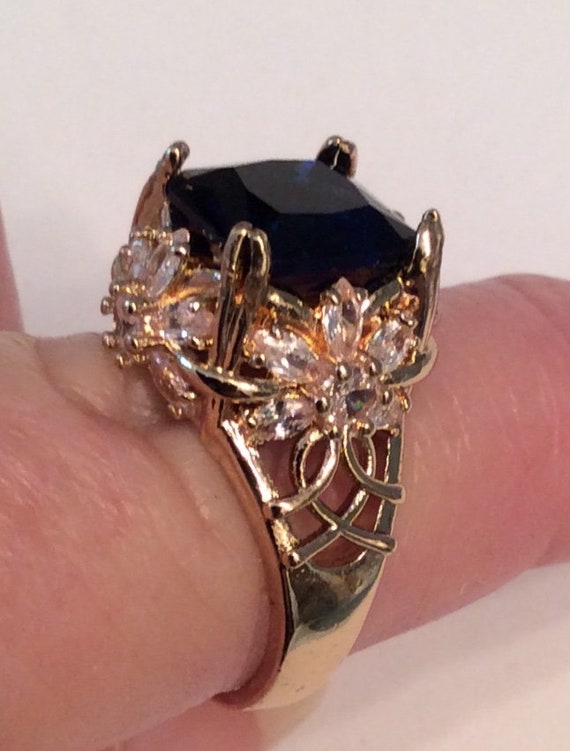Stunning sapphire simulant!  Incredible mounting!… - image 3