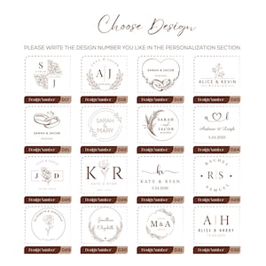 Pu&ograve; includere: Una griglia di sedici distinti loghi circolari e rettangolari in inchiostro marrone scuro su sfondo bianco. Ogni design presenta nomi, date e illustrazioni botaniche o di anelli, etichettati con numeri di design da D17 a D32.