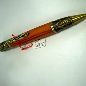 Bolígrafos de madera con grabado del fénix.