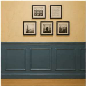 Könnte beinhalten: Fünf quadratische, schwarz gerahmte Wandbilder, die als Galerie an einer Wand mit blauer Wandvertäfelung angeordnet sind. Die Drucke sind Schwarz-Weiß-Fotografien und ein Textdokument mit architektonischen Szenen und einer Silhouette.