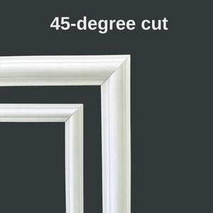 Pode incluir: Uma se&ccedil;&atilde;o de canto de moldura branca com um corte de 45 graus. A moldura tem um perfil arredondado e liso com um acabamento limpo. O texto 45-degree cut &eacute; exibido em branco acima da moldura contra um fundo cinza escuro.