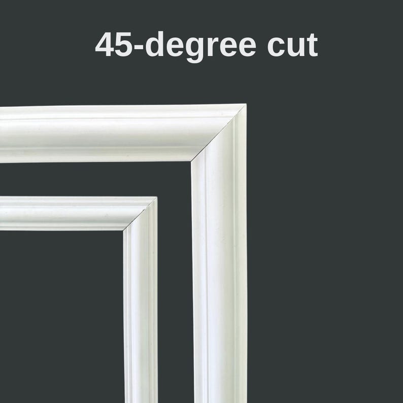 Pode incluir: Uma se&ccedil;&atilde;o de canto de moldura branca com um corte de 45 graus. A moldura tem um perfil arredondado e liso com um acabamento limpo. O texto 45-degree cut &eacute; exibido em branco acima da moldura contra um fundo cinza escuro.
