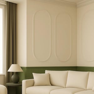 Può includere: Interno di un soggiorno con un divano beige e cuscini abbinati. Una lampada verde scuro è su un tavolino. La parete è dipinta in due tonalità: verde nella parte inferiore e beige nella parte superiore. La stanza ha un design minimalista.