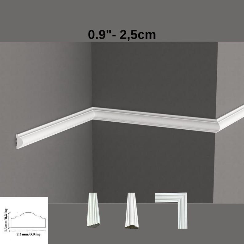 Pode incluir: Uma moldura decorativa branca para parede com um perfil liso e curvo. A imagem mostra a moldura instalada num canto, com vistas adicionais da sec&ccedil;&atilde;o transversal e de uma pe&ccedil;a de canto. O texto indica uma largura de 2,5 cm.