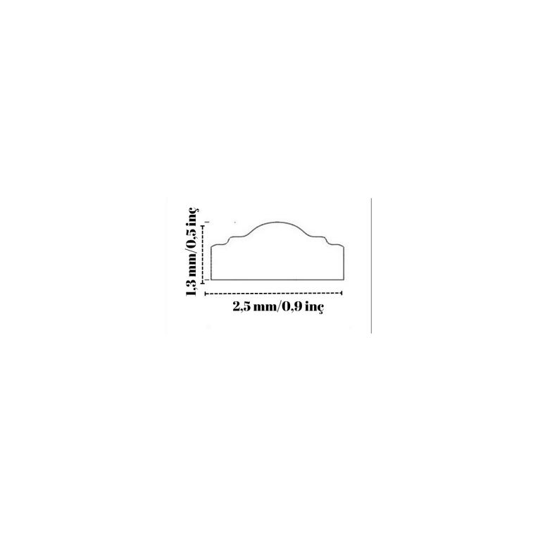 Pode incluir: Um desenho de linhas a preto e branco de um perfil de moldura decorativa. O diagrama inclui dimens&otilde;es rotuladas como 1,3 mm/0,5 polegadas para a altura e 2,5 mm/0,9 polegadas para a largura, indicando o tamanho da sec&ccedil;&atilde;o transversal.