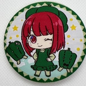 以下が含まれることがあります： 赤い髪とグリーンドレスの漫画の女の子がウィンクしている丸いパッチ。 デザインには、緑色のピーマン型のアイスキャンディーと黄色の星が白い背景にあり、緑色のボーダーで囲まれています。