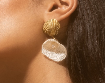 Boucles d'oreilles à perle et coquillage -COQUILLE et sa NACRE- Dentelle vintage en forme d'huitre pendant d'un coque doré cache perle nacré