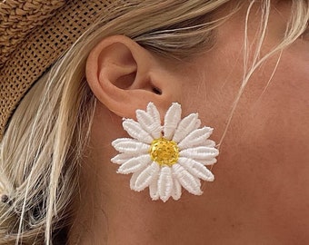 Boucles d'oreilles en dentelle - MARGUERITES - Grandes boucles d'oreilles bohèmes florales romantique vintage, fleurs blanches et jaune