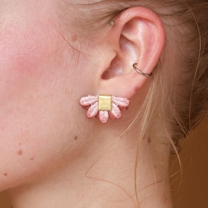 Spitze Ohrstecker - LARREA - Spitzenohrringe erhältlich in Erd- & Juwelentönen. Zierlicher Häkelstoff Textil. Süße altrosa Ohrstecker.