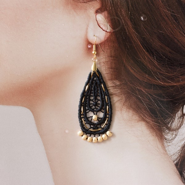 Boucles d'oreilles en dentelle - CAVATINA - Dentelle noir et chaine dorée Bijou noir et or élégants Forme goutte d'eau bohème offert en clip