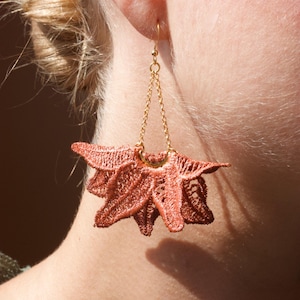 Boucles D'oreilles Anciennes En Jade Et Corail Rose Plaqué Or - Style Vintage Et élégant