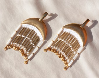 Grandes boucles d'oreilles à perle -CHRYSAORA- blanches et dorées fait de nacre et laiton. Esthétique de lustre vintage Art Deco marriage 20