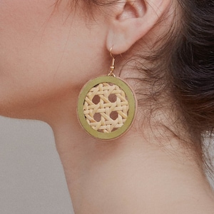 Rattan circle earrings - ROTAN MEDALLION - Geometric statement wicker & raw brass earrings vintage bamboo boho disk contemporary earrings