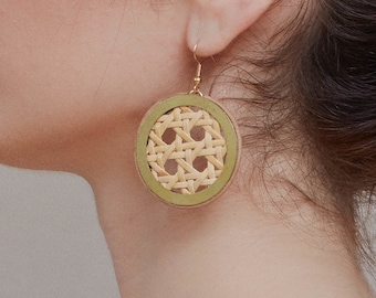 Rattan circle earrings - ROTAN MEDALLION - Geometric statement wicker & raw brass earrings vintage bamboo boho disk contemporary earrings