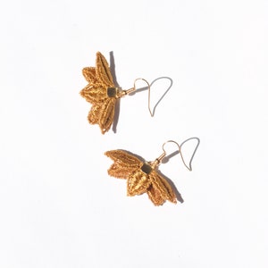 Kolczyki z koronki vintage - PETALUM SHORT - Delikatne, wiszące kolczyki z wegańskiego materiału botanicznego, frywolitkowego, makramy, na prezent w stylu boho