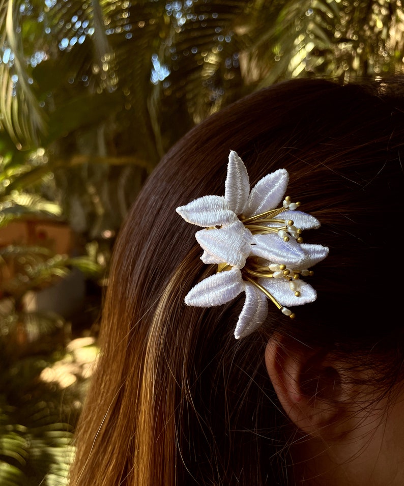 Floral hair comb LILIUM HAIR COMB Bold vintage lace floral lily flower botanical daylily bridal accessory hair clip headpiece wedding image 9