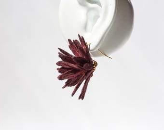 Flower statement-oorbellen -CHRYSANTHEMUM EARRINGS- Handgeverfd vintage kant botanisch pomponontwerp met een stekelige dikke lotusbloemenesthetiek