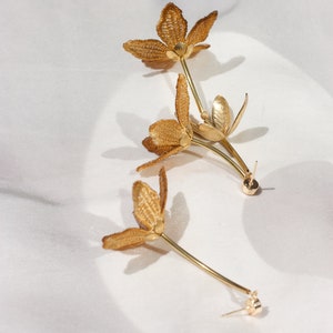 Asymmetrische Spitze Ohrringe TIARÉ OHRSTECKER Statement Ohrring Lange baumelnde Blumenblume botanische Mismatched Gardenie klobige Braut Bild 9