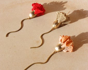 Statementoorbellen van kant - CARNATION EARRINGS - Ongewone, gewaagde vintage kant bungelende bloem botanische ethische sieraden. Oorbellen met bloemenknop.