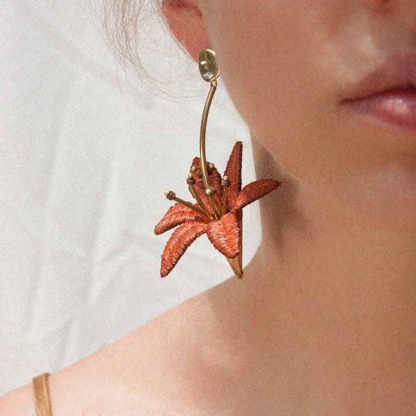 Statement oorbellen -LILIUM OORBELLEN- Grote ongebruikelijke gewaagde vintage kant bloemen bungelende bloem botanische lelie dikke daglelie bruidspasen