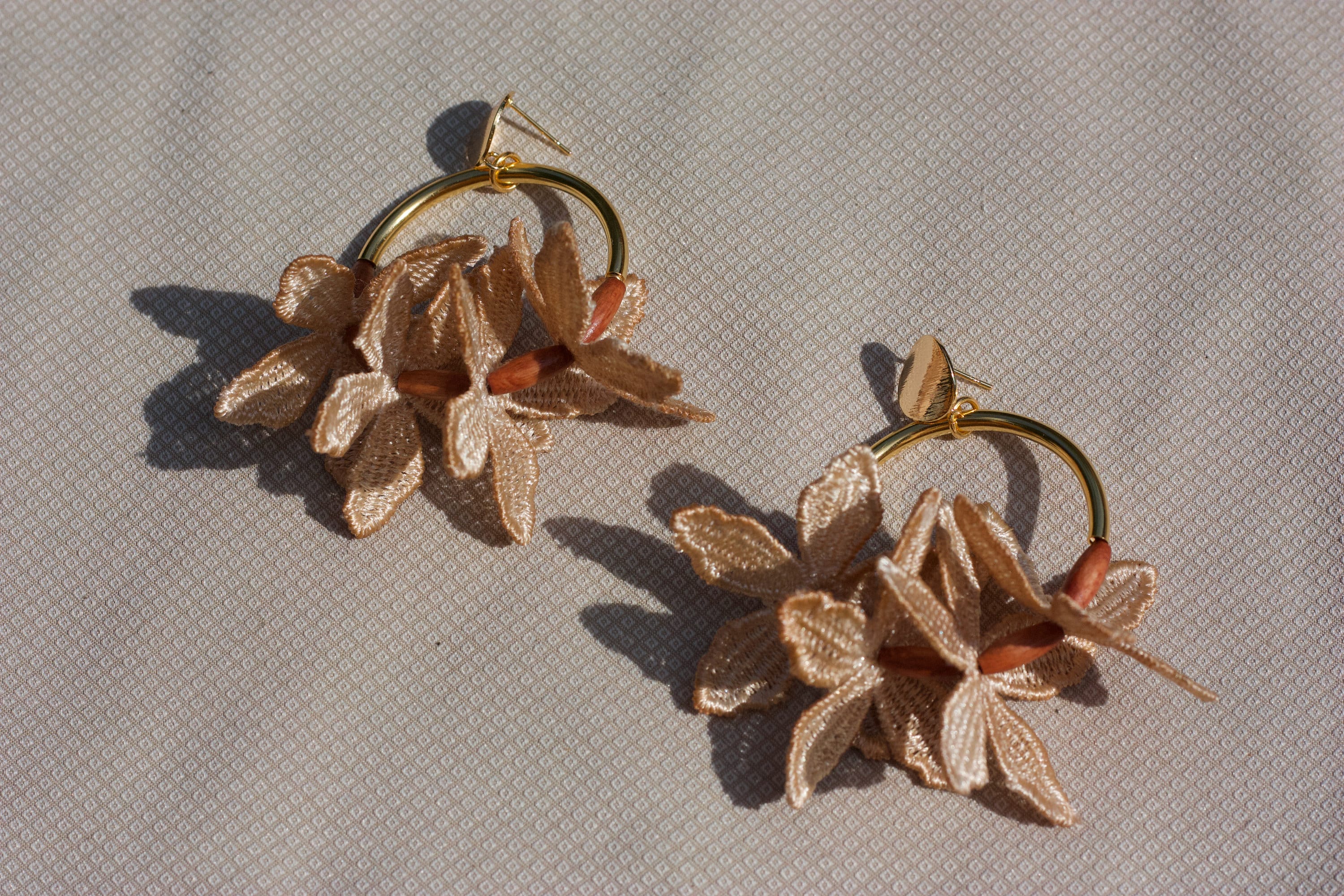 Lace hoepels - KUI EARRINGS - lichtgewicht sierlijke statement oorbellen grote bungelende bloemen bloem botanische gardenia dikke bruids