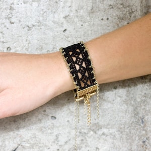 Spitzen Armband - SEAMS - Schwarze Vintage Spitze mit aufgenähter Gold oder Silber Kette, weiches modernes Statement Armband, Stickerei & gewebtes Armband