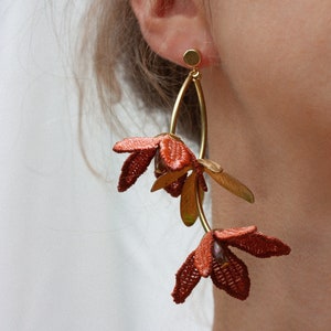 Asymmetrical lace earrings -TIARÉ EARRINGS- Dainty statement earring Long dangling floral flower botanical mismatched gardenia chunky bridal