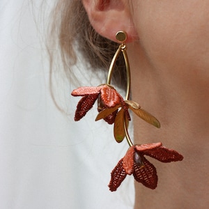 ピアス wing bling 14k post Cladi flower two-line earrings Asymmetrical Lace Earrings -TIARÉ EARRINGS- Dainty Statement