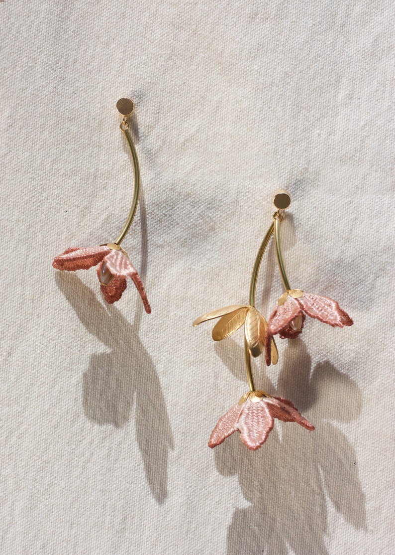 Asymmetrische Spitze Ohrringe TIARÉ OHRSTECKER Statement Ohrring Lange baumelnde Blumenblume botanische Mismatched Gardenie klobige Braut Bild 8