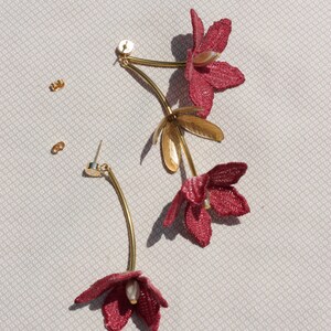 Asymmetrische Spitze Ohrringe TIARÉ OHRSTECKER Statement Ohrring Lange baumelnde Blumenblume botanische Mismatched Gardenie klobige Braut Bild 4