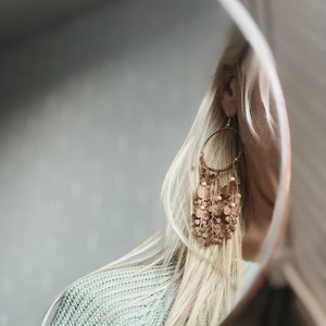 Lace floral fringe statement earrings DUO DES FLEURS Dainty pink long dangle earrings boho cascading flower hoop earrings chunky light Beige sand