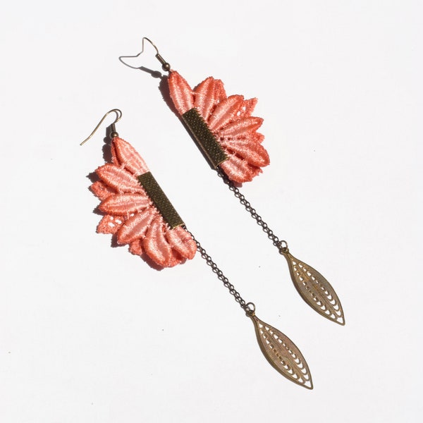 Boucles d'oreilles - PENDULUM IV - Dentelle vintage teinte à la main avec pendentif bronze. Bijoux bohèmes longs, légers audacieux papillon