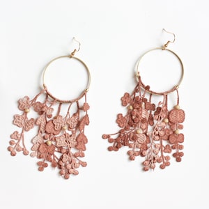 Lace floral fringe statement earrings DUO DES FLEURS Dainty pink long dangle earrings boho cascading flower hoop earrings chunky light Desert dusty rose