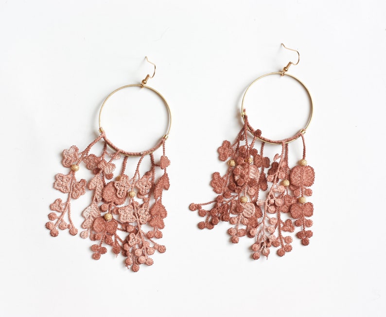 Lace floral fringe statement earrings DUO DES FLEURS Dainty pink long dangle earrings boho cascading flower hoop earrings chunky light Desert dusty rose