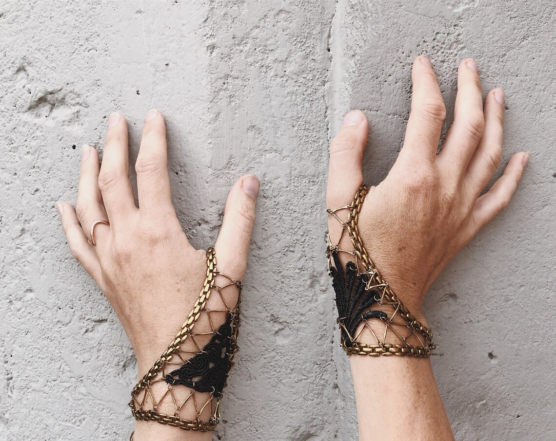 Handlet Chain Lace Bracelet -REFRACTION- Thumb Chain Handlet Slave Bracelet Black ...