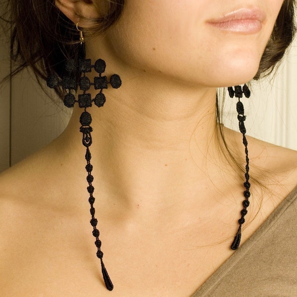 Octopussy stingray lace earrings